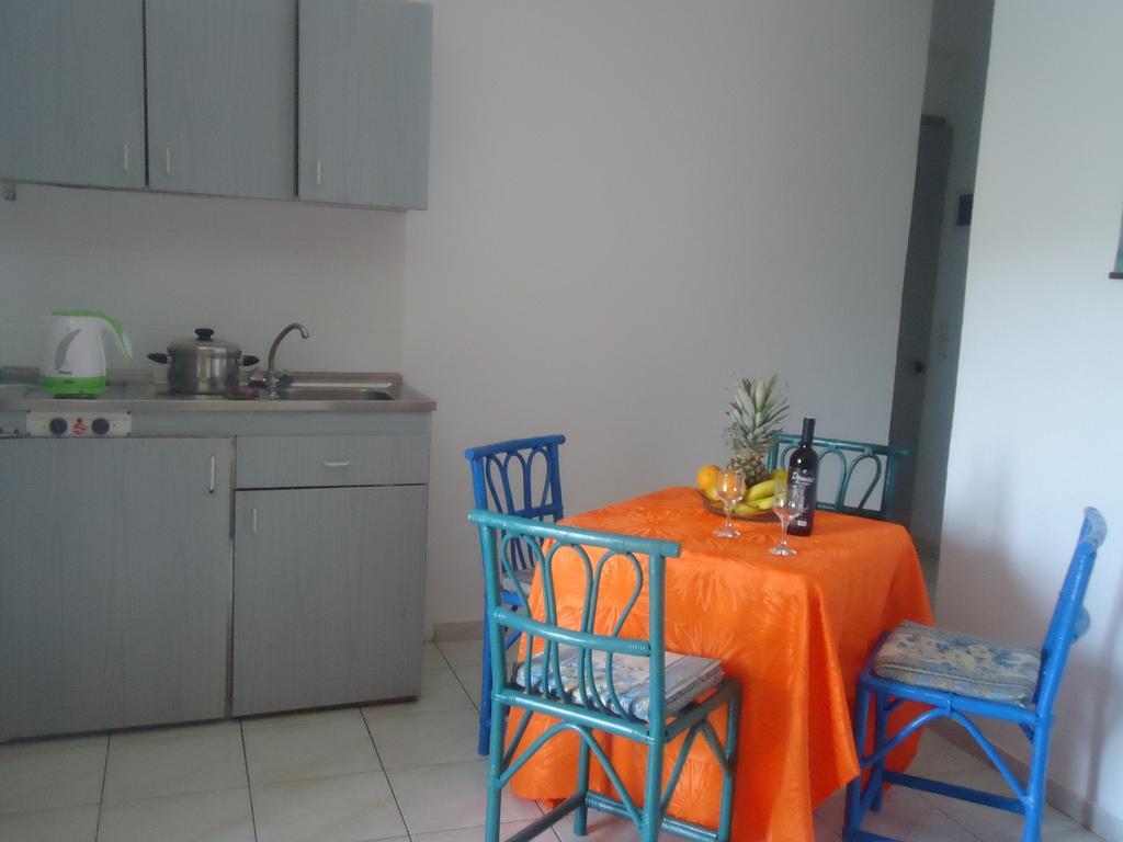 Saloustros Apartments Amoudara  Номер фото